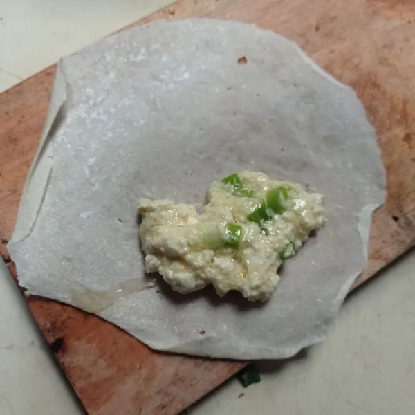 Ambil selembar kulit lumpia, beri setengah sdm adonan tahu telur.