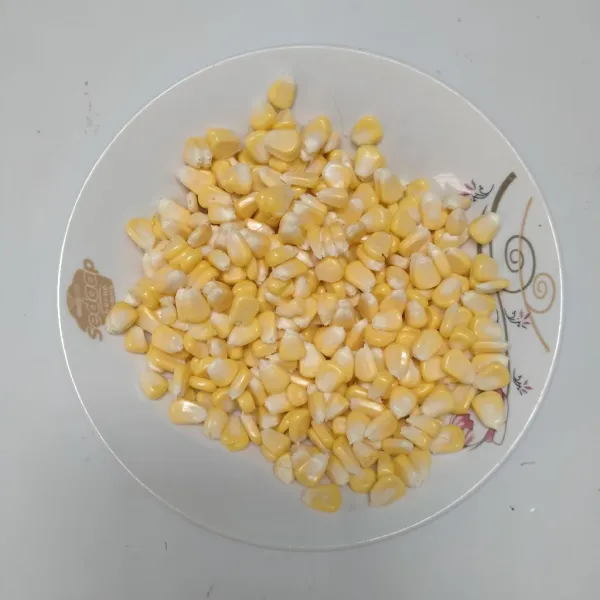 Siapkan jagung manis. Kemudian pipil jagung manis