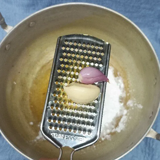 Parut bawang putih dan merah.