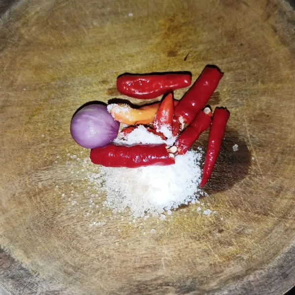 Siapkan cabai, bawang merah, garam gula pasir dan kaldu jamur, lalu ulek sampai halus.