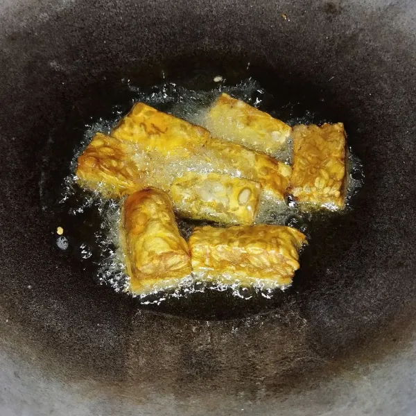 Panaskan minyak lalu goreng hingga matang.