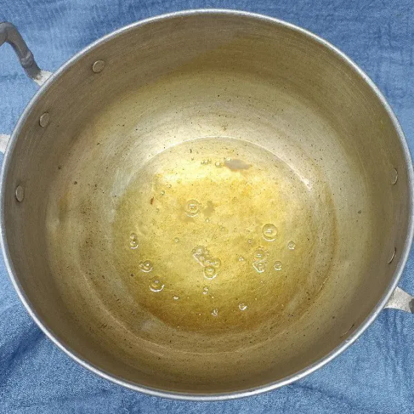 Pecahkan telur dan ambil putih telur saja lalu masukkan ke dalam wadah.