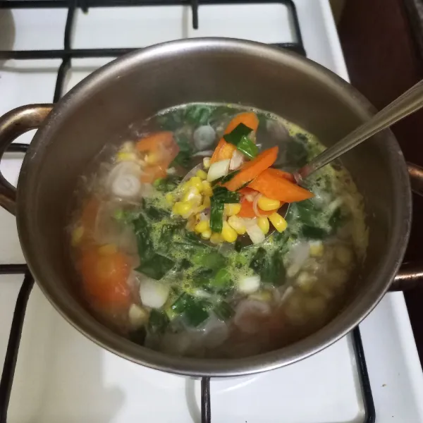 Masukkan bawang, garam, kaldu jamur, gula pasir dan merica bubuk.