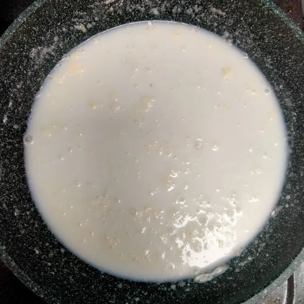Campur susu bubuk, kental manis, air, tepung maizena, keju serut, garam, dan vanili.
