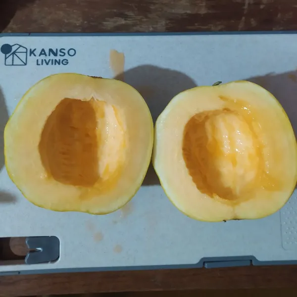 Belah blewah, pisahkan dari bijinya. (Letakkan bijinya di saringan, airnya bisa dimasukkan ke dalam es).