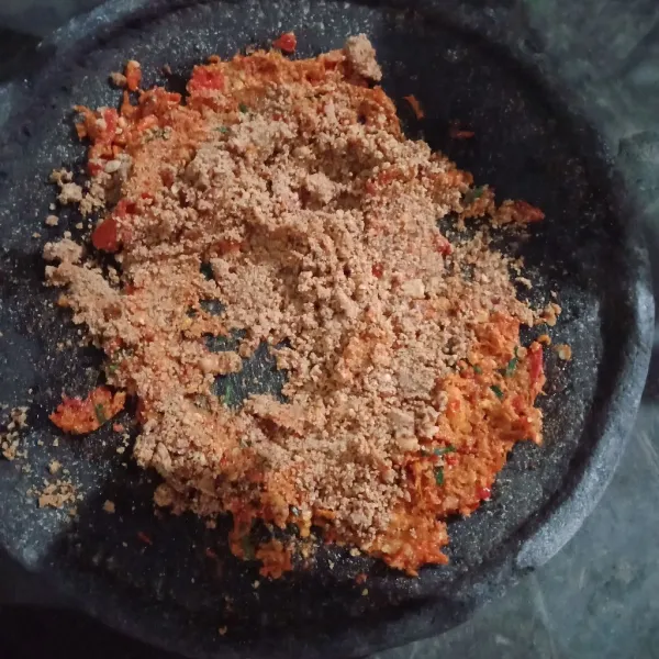 Haluskan kacang dan bumbu yang di goreng. Tambahkan daun jeruk dan kencur.