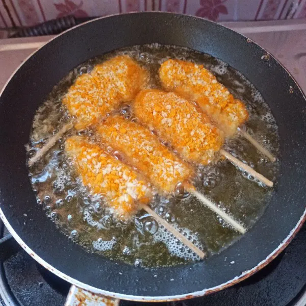 Panaskan minyak goreng secukupnya kemudian masukkan sate goreng hingga matang.