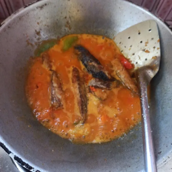 Masukkan ikan pindang masak hingga bumbu meresap.