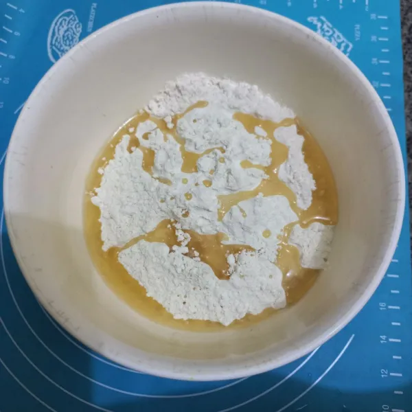 Dalam wadah campur tepung terigu, garam dan minyak goreng.