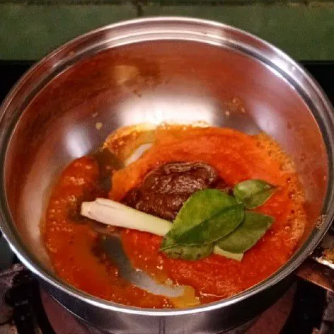 Siapkan saucepan, tuangkan bumbu halus. Tambahkan 2 sdm bumbu tomyam, 1 batang serai yang di geprek dan 3 lembar daun jeruk. Tumis sampai harum.
