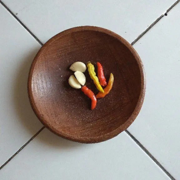 Cuci dan iris bawang putih serta cabe rawit.