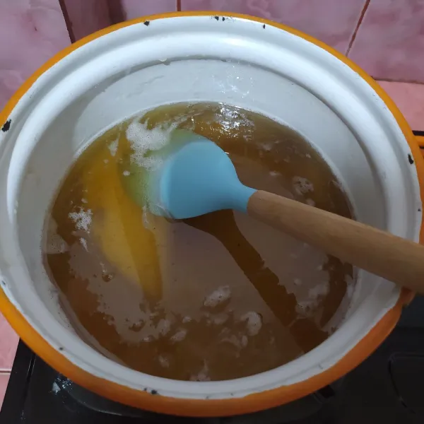 Masukan air dan gula pasir ke dalam panci. Rebus sambil diaduk-aduk sampai gula larut.