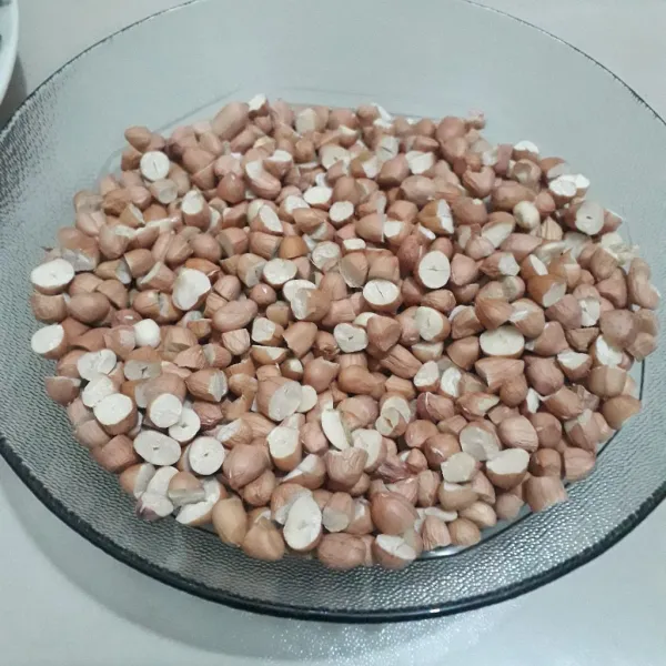 Potong-potong kecil kacang tanahnya.