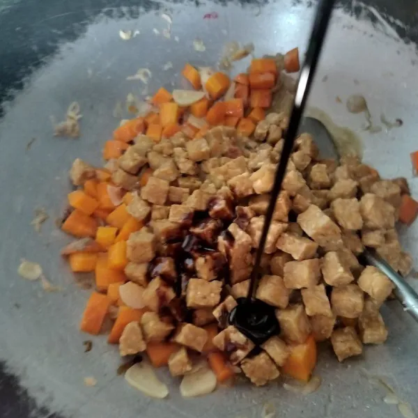 Tambahkan tempe dan kecap. Aduk rata. Tes rasa. Angkat dan sajikan.