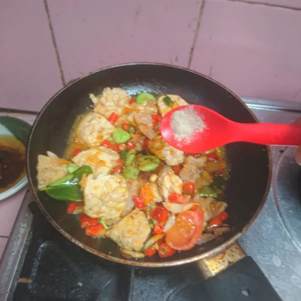 Bumbui dengan penyedap, saus tiram, kecap manis dan lada bubuk. Aduk rata dan koreksi rasa.