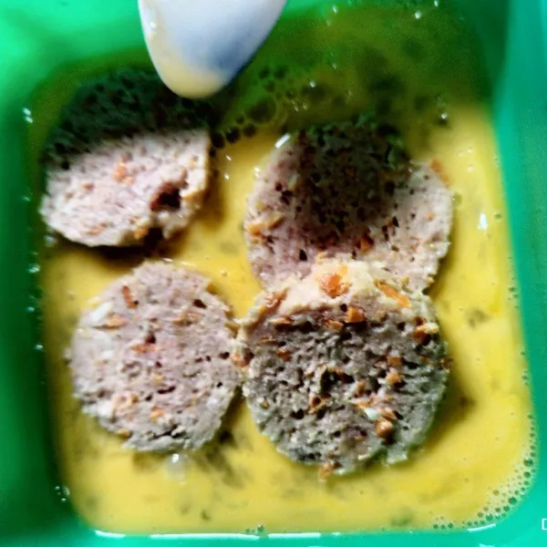 Lumuri setiap sisi rolade dengan kocokan telur yang sudah disiapkan