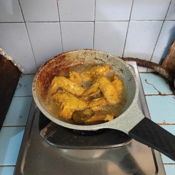 Panaskan minyak goreng, goreng ayam hingga kuning kecoklatan.