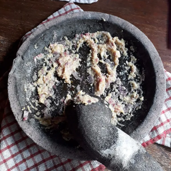 Uleg halus semua bahan bumbu.