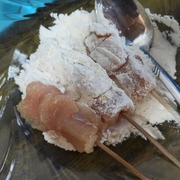 Baluri dengan tepung terigu.