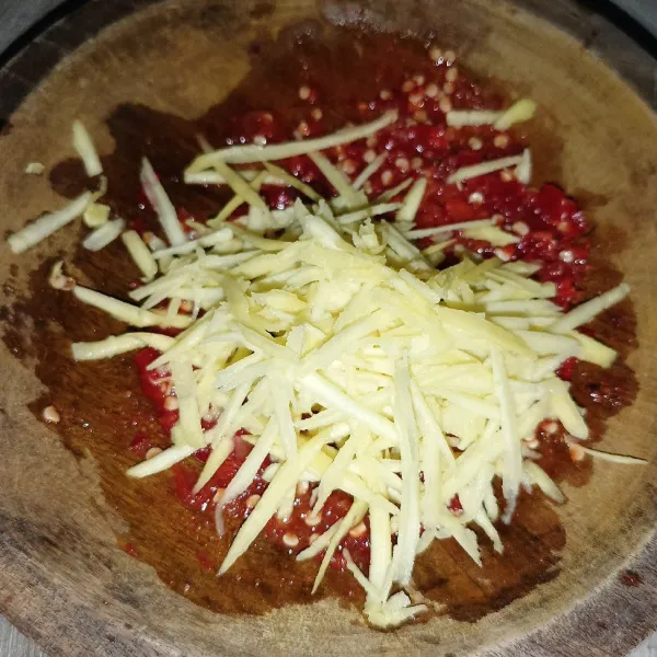 Masukkan mangga yang sudah diserut.