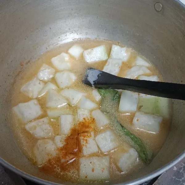 Tambahkan kunyit bubuk.