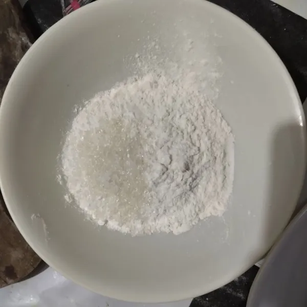 Campurkan tepung terigu, garam, gula pasir, dan vanili bubuk. Aduk rata.