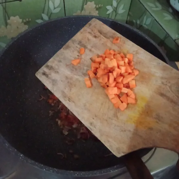 Masukkan wortel.
