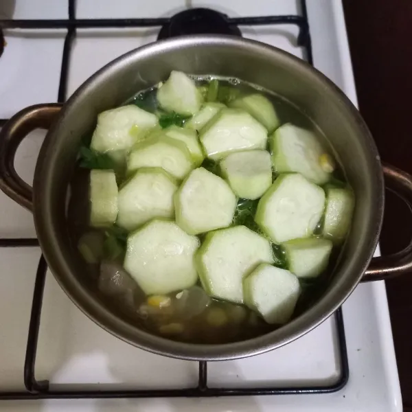 Tambahkan irisan oyong dan seledri, masak hingga matang.