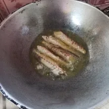 Cuci bersih ikan pindang potong-potong kemudian goreng hingga matang. Setelan matang angkat dan tiriskan.