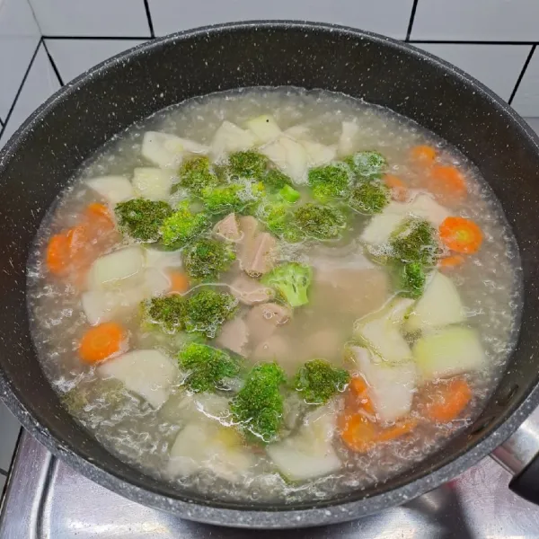 Masukkan brokoli dan bakso. Bumbui kaldu bubuk dan garam. Aduk rata sambil koreksi rasa sesuai selera.