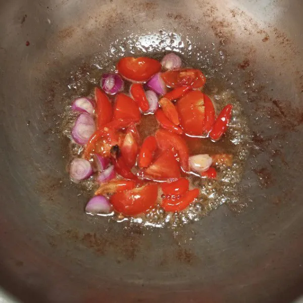 Siapkan bahan sambal lalu goreng sampai layu.