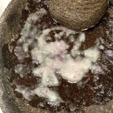 Haluskan bahan bumbu, bawang merah dan bawang putih.