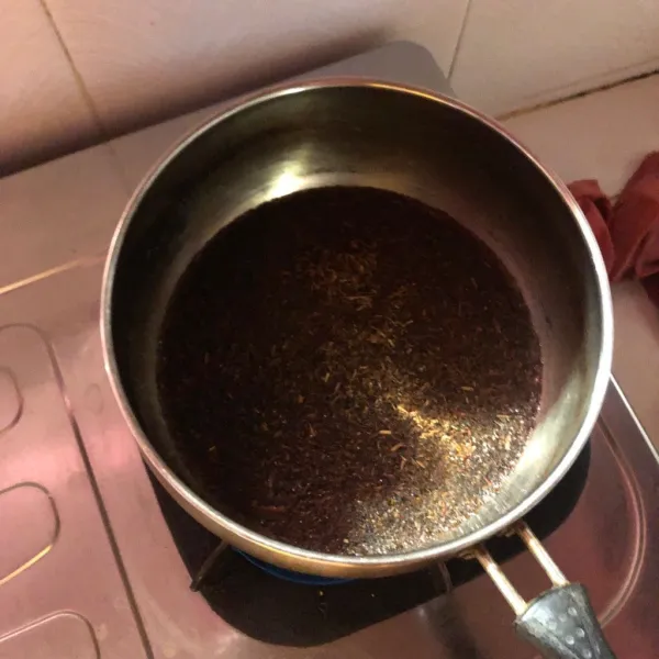 Didihkan air dan teh tubruk. Usahakan benar-benar mendidih.