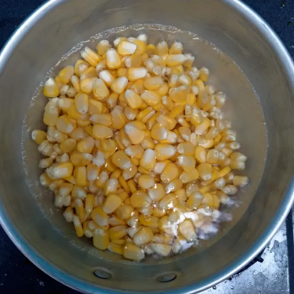 Masukkan jagung manis biarkan hingga matang kemudian tiriskan.