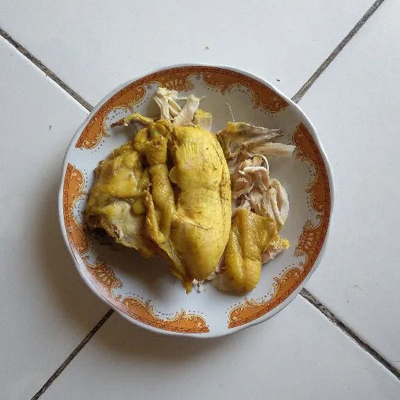 Angkat ayam dari kuah soto, setelah itu suwir-suwir.