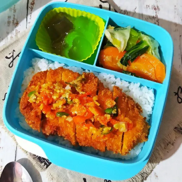 Tata nasi, chicken katsu, sambal bawang, capcay jawa dan jelly.