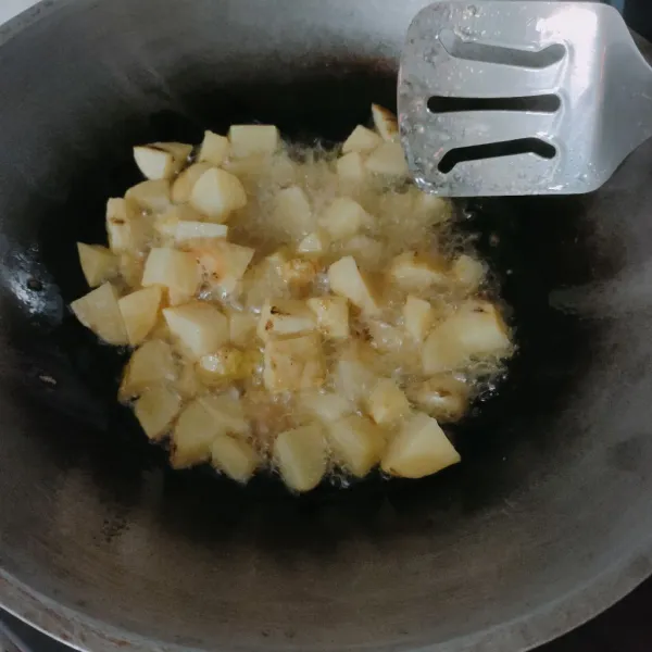 Goreng kentang setengah kering, angkat tiriskan.
