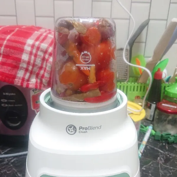 Haluskan bawang merah, bawang putih, cabai besar, cabai rawit, dan terasi