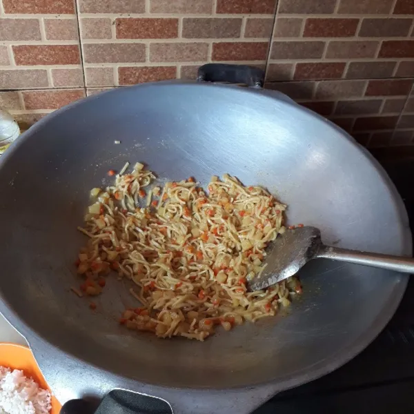 Masukkan mie, aduk rata. Isian siap digunakan untuk isian lumpia, samosa, pangsit ataupun tahu.