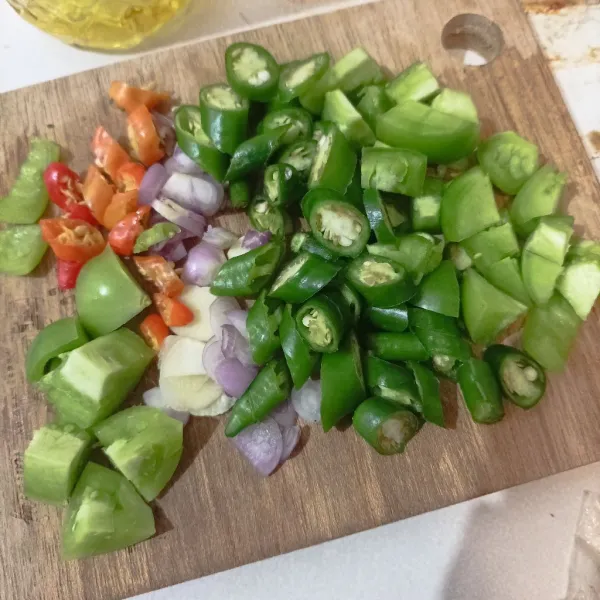 Iris cabai, bawang, tomat, sisihkan.