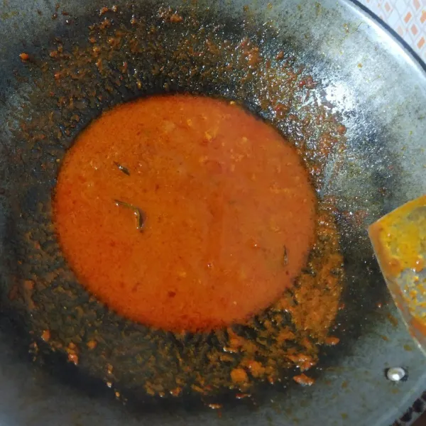 Tuang air, bumbui garam & gula.