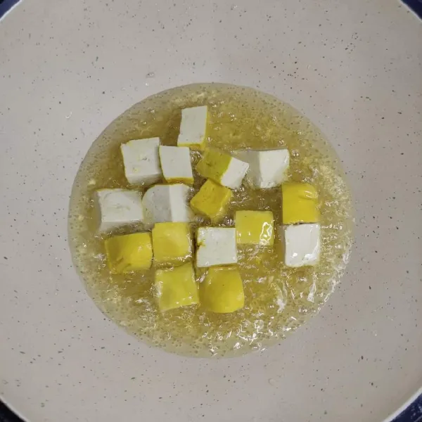 Goreng tahu sampai berubah warna kecoklatan.
