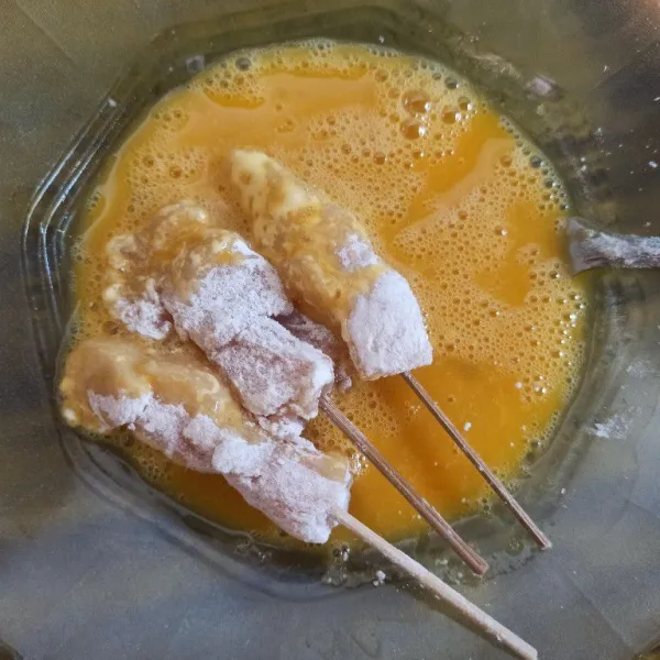 Celupkan ke dalam telur yang sudah dikocok lepas.
