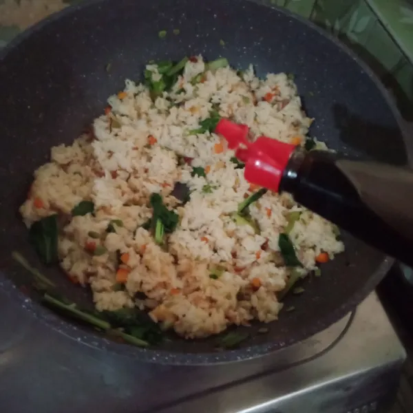 Masukkan garam, kaldu bubuk, kecap asin, kecap manis, saus tomat aduk rata koreksi rasa angkat, sajikan bersama telur ceplok.