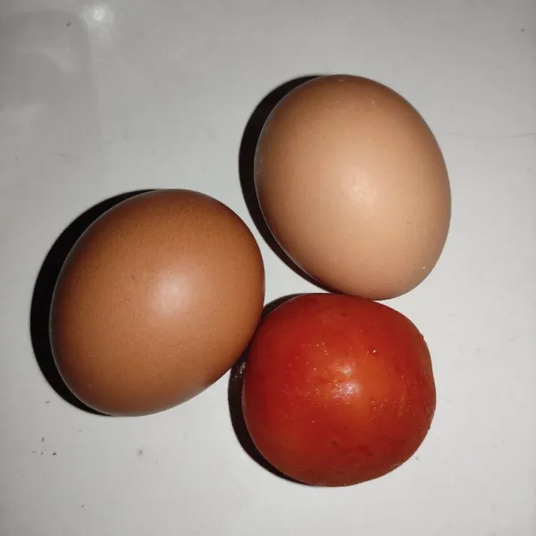 Telur , tomat (toping).