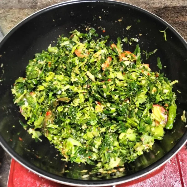 Masukkan irisan kubis jawa, aduk rata lalu masak hingga layu. Masukkan juga tomat, ketumbar bubuk, gula merah, dan bumbu penyedap.