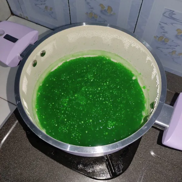 Kemudian didihkan air, lalu masukan 1 tetes perasa pandan, masukan sago pearl, masak 30 menit, matikan api tutup panci.