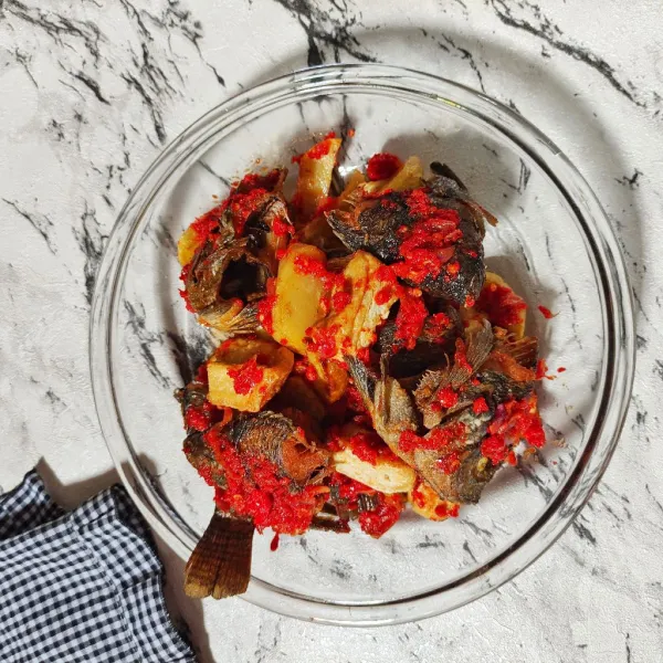 Campurkan ikan, tahu, dan kentang  yang telah digoreng dengan sambal, siap disajikan