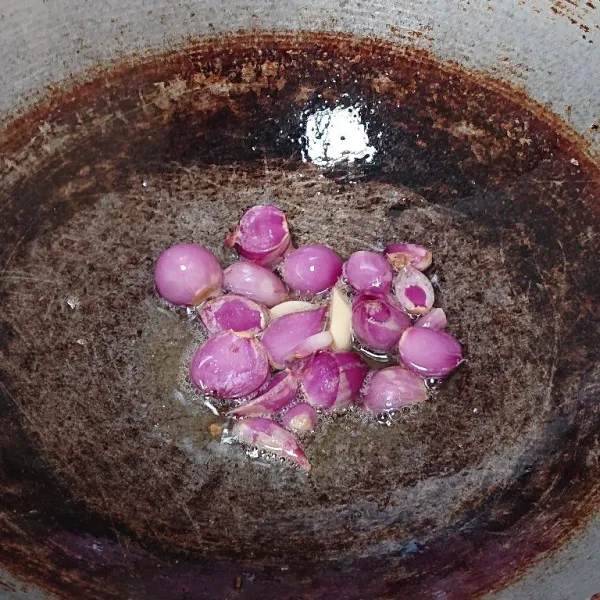 Goreng bawang merah dan bawang putih hingga matang, lalu sisihkan