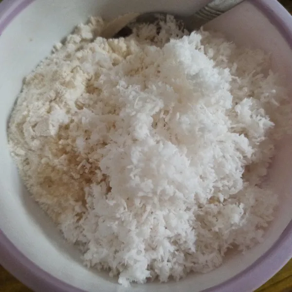 Tambahkan tepung terigu, garam, gula, dan kelapa parut.